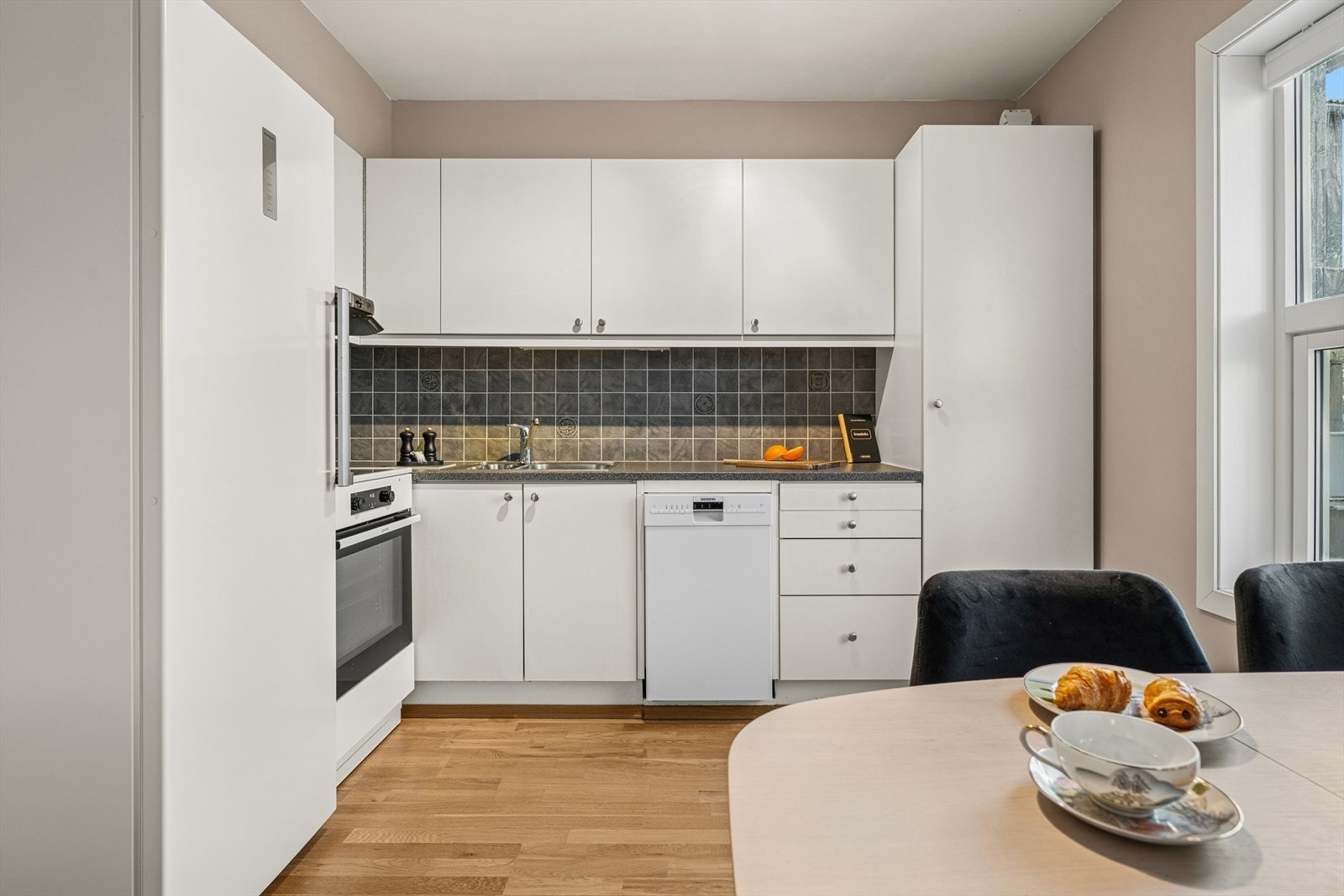 Kjøkkenet har innredning med glatte fronter og benkeplate i laminat. Galleribilde