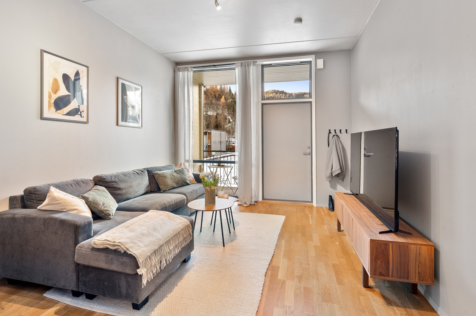 Den praktiske planløsningen gir ypperlige møbleringsmuligheter for både sofagruppe og TV-bord. Galleribilde