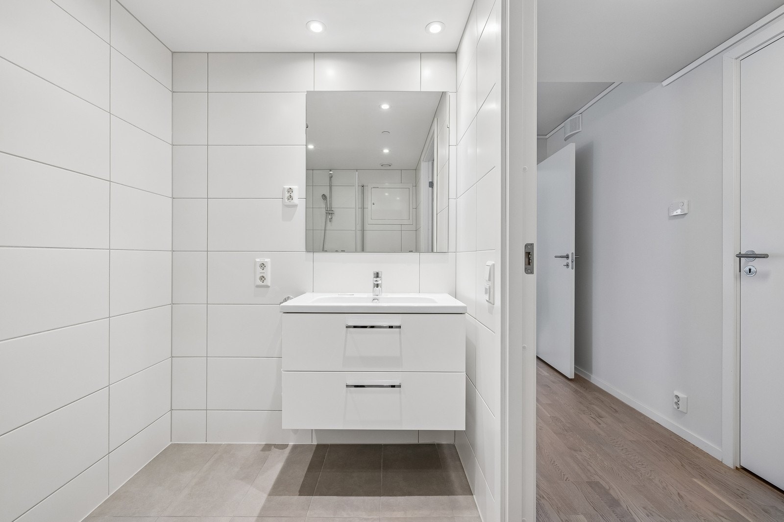 Boligens hovedbad med opplegg for vaskemaskin og tørketrommel Galleribilde