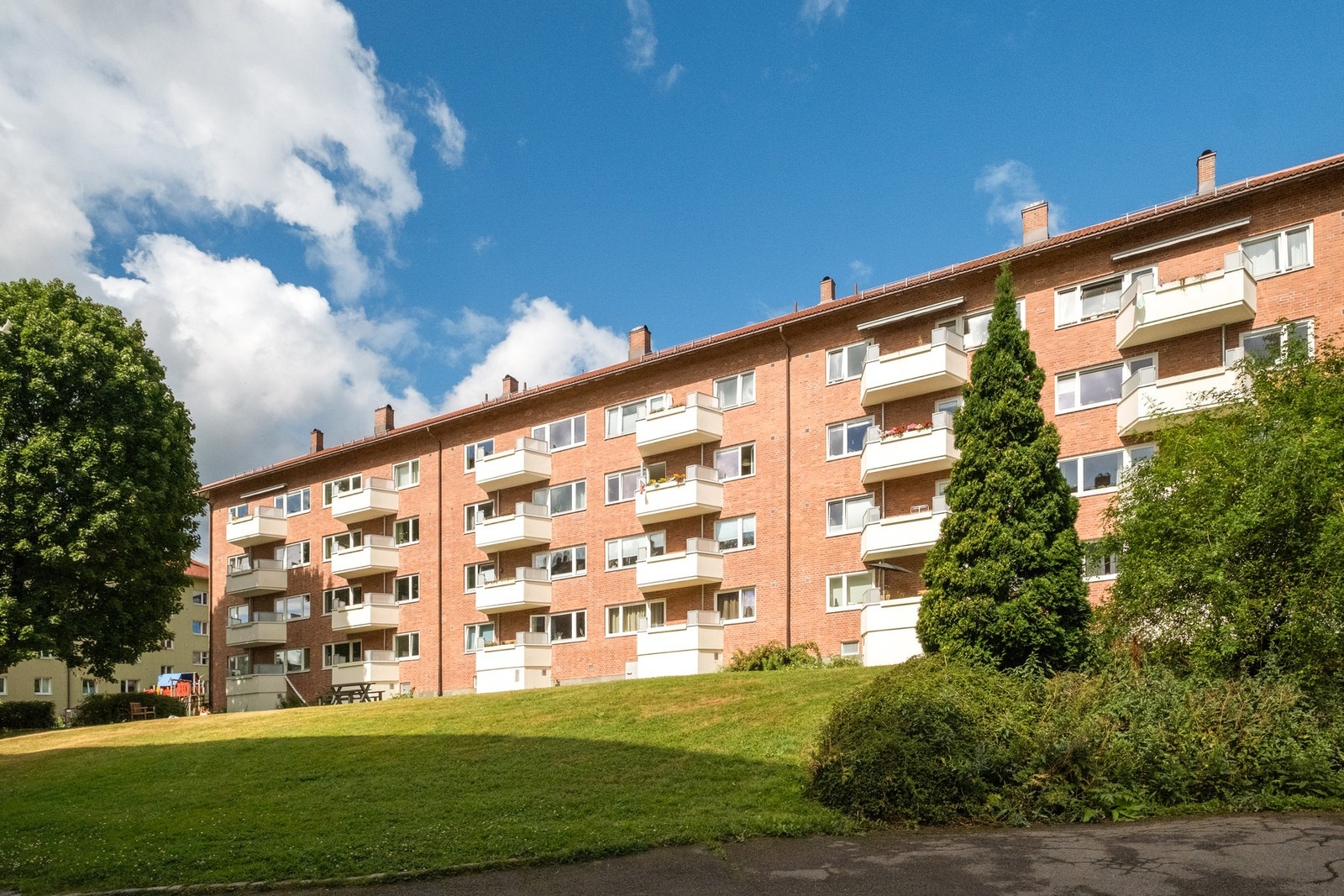 Det er store og åpne grøntområder mellom bygningene. Galleribilde