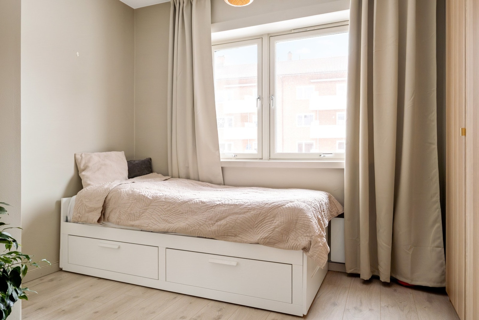 Boligen ligger høyt i terrenget, slik at soverommene får fint utsyn og minimalt med innsyn. Galleribilde