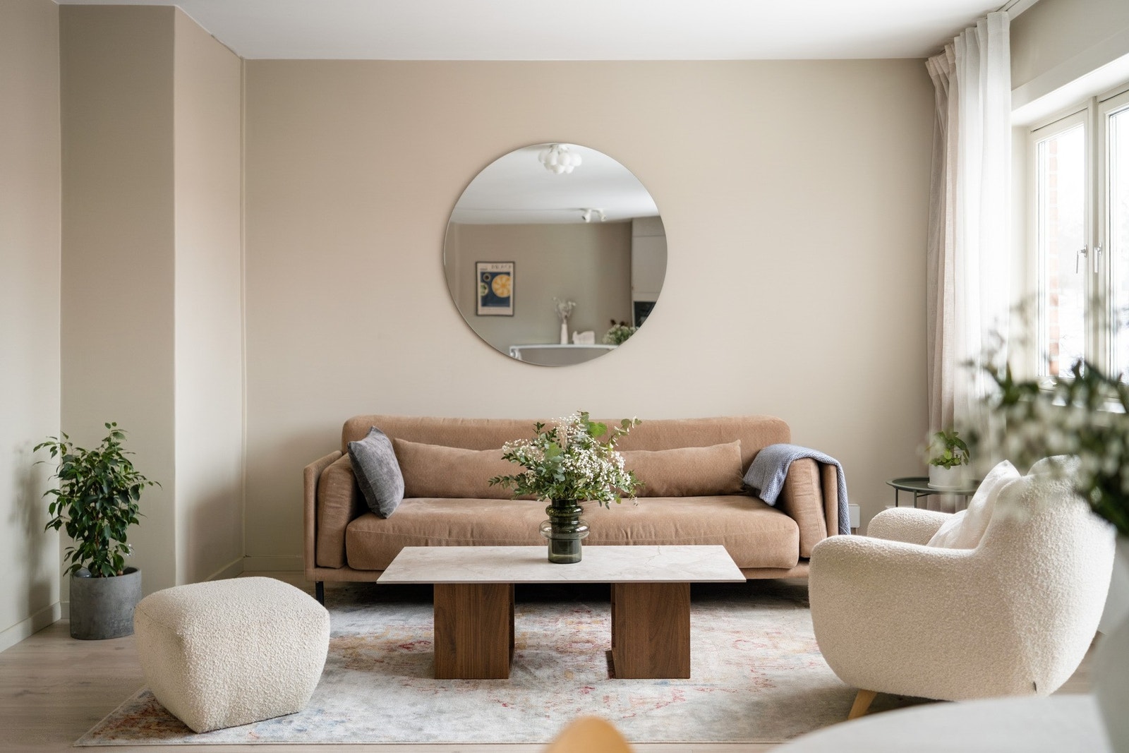 Stuen har god plass til en romslig og behagelig sittegruppe. Galleribilde