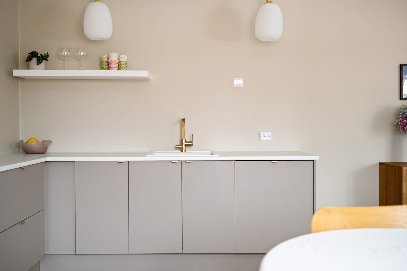 Kjøkkenet har rikelig med oppbevaringsmuligheter for servise og annet kjøkkenutstyr. Galleribilde