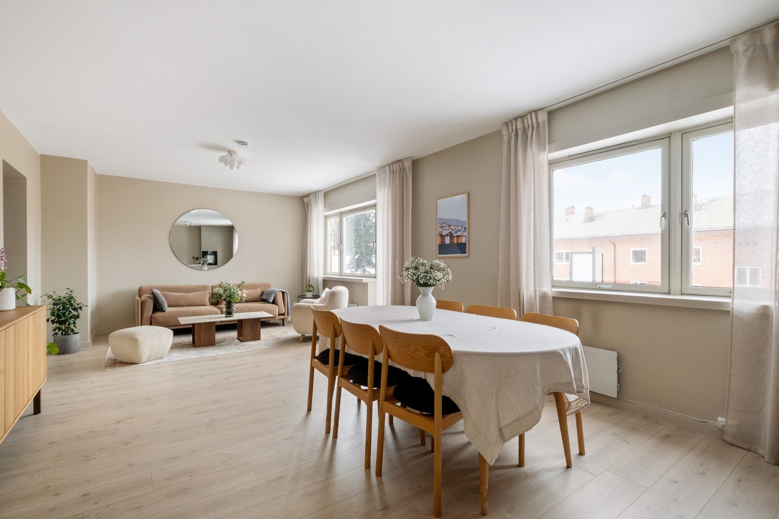 Stuen har lekre og delikate farger på veggene og pene og slitesterke laminatgulv. Galleribilde