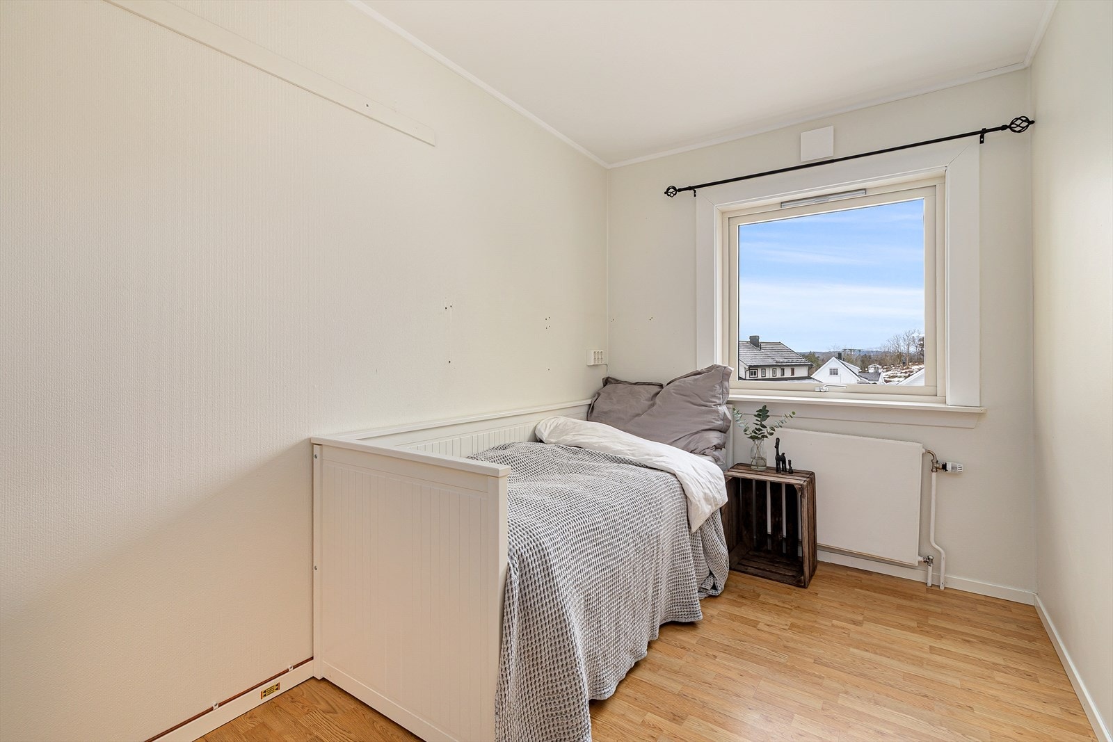 Soverom nr. to er et ypperlig barnerom, gjesterom eller kontor - alt etter egne ønsker og behov. Galleribilde