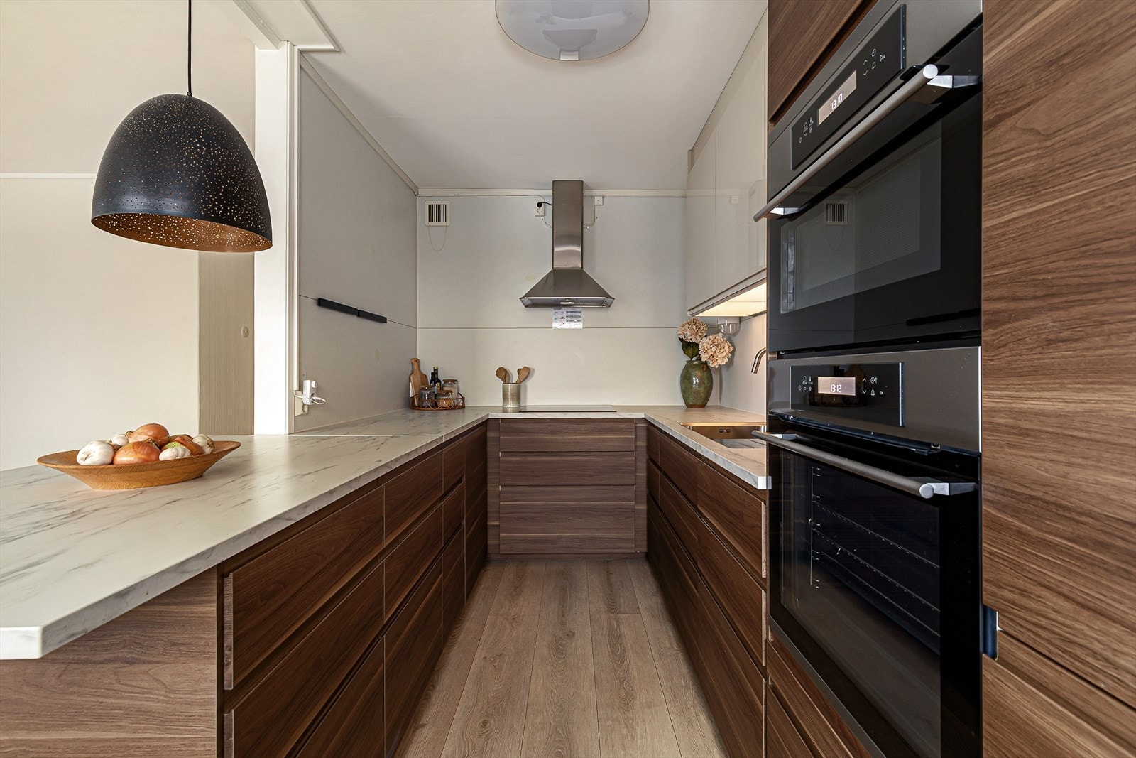 Her er det rikelig med skap og benkeplass, samt integrerte hvitevarer. Galleribilde