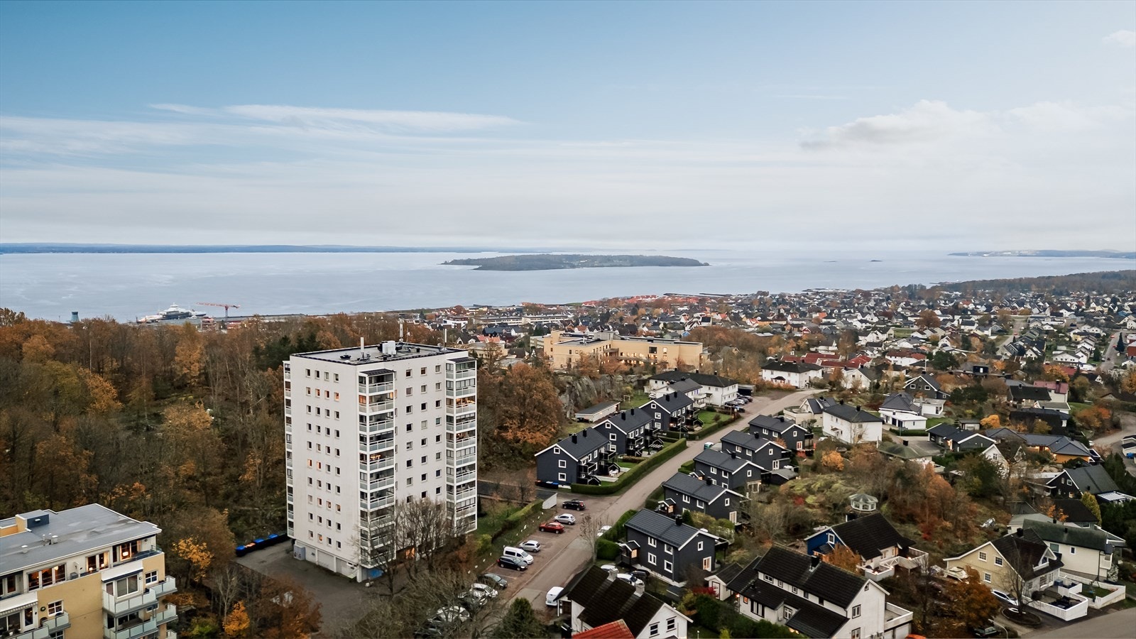 Borettslaget har opparbeidet et hyggelig uteområde med plen og beplantning. Det er også gjesteparkering og asfaltert oppkjørsel. Tomten grenser inn mot friområde/grøntområde. Galleribilde