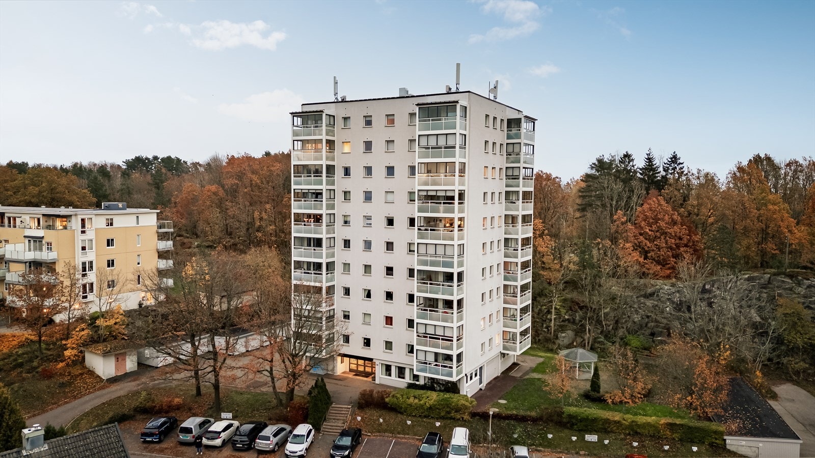 Høyhuset ligger i et veletablert og rolig boligstrøk i Åsen. Galleribilde