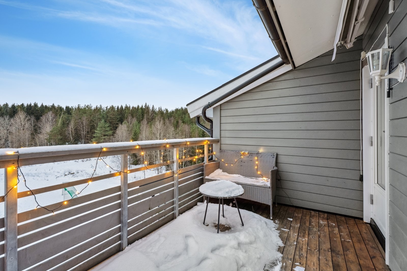 Her er det god plass til både hagemøbler og grill. Galleribilde