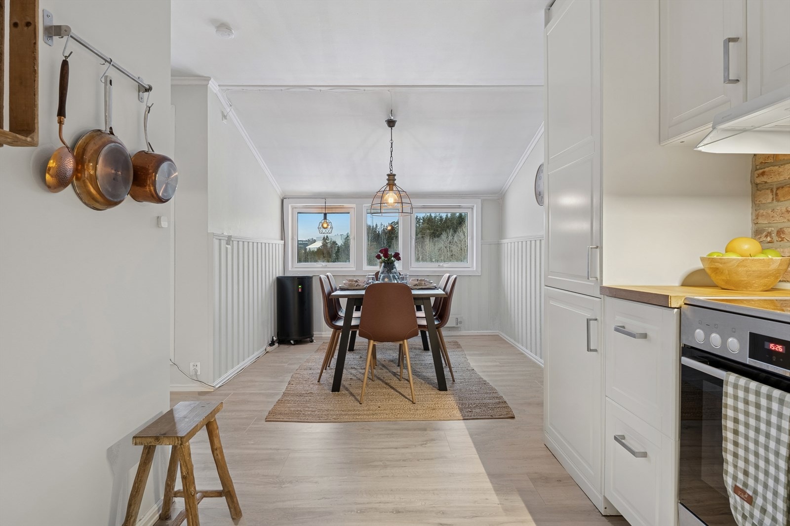 I tilknytning til kjøkkenet, kan spisebord enkelt plasseres. Galleribilde
