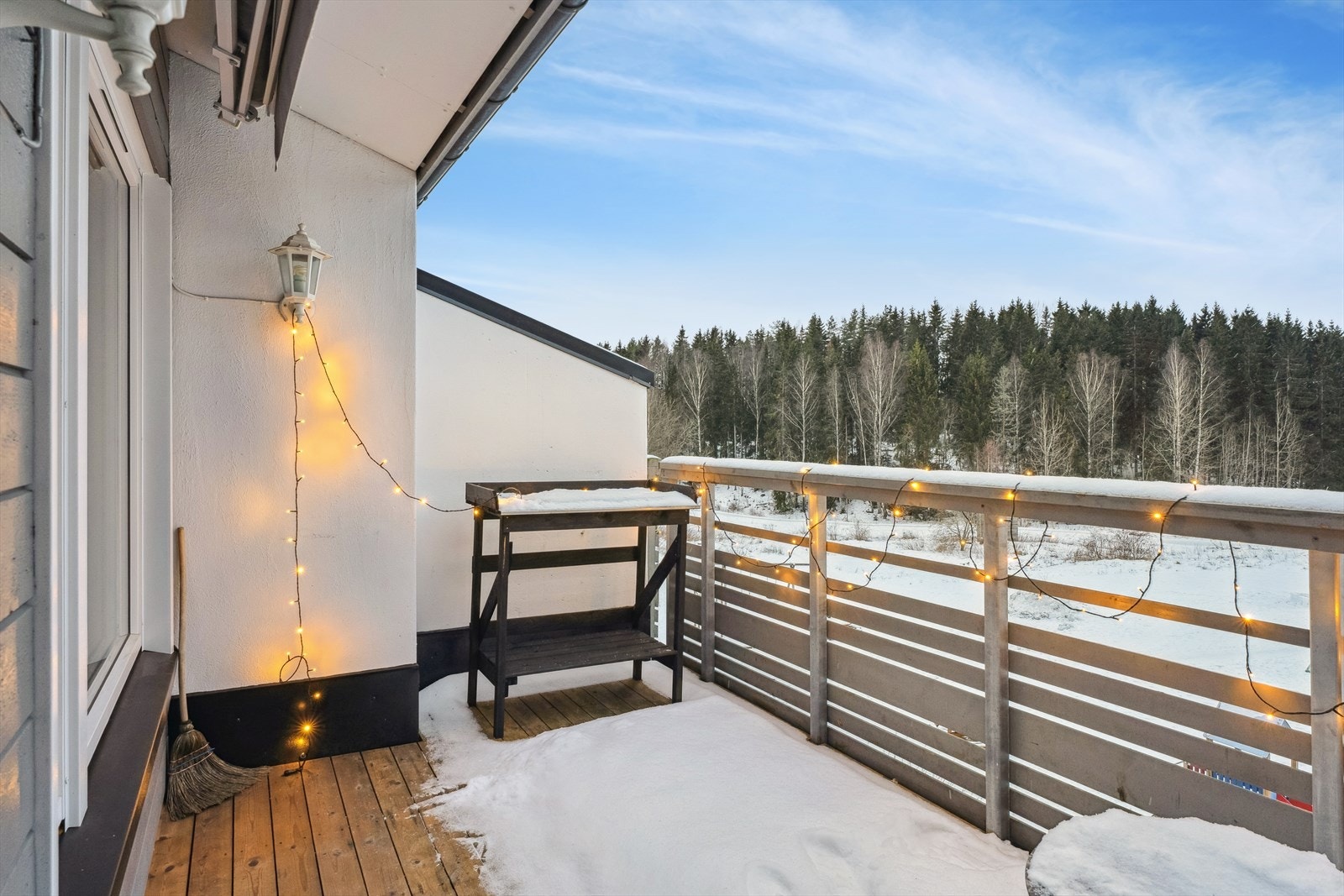 Balkongen blir en forlengelse av stuen på varme sommerdager. Galleribilde