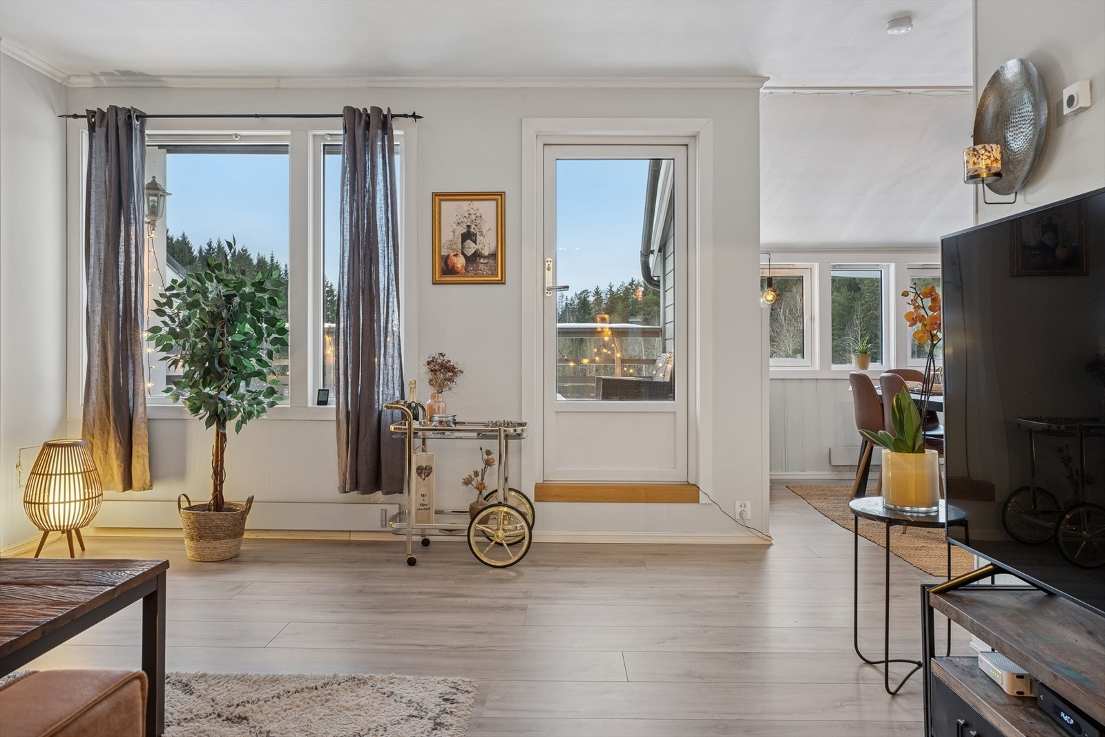 Herfra er det utgang til en balkong med deilig kveldsol. Galleribilde