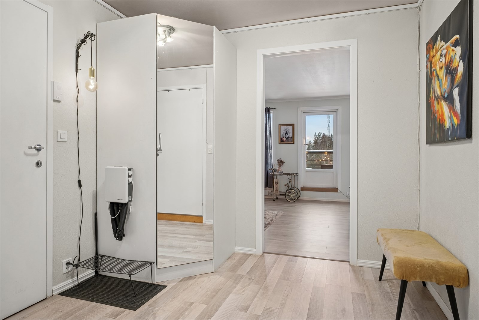 Her ønskes du velkommen inn i en entré med god plass til å oppbevare ytterklær og sko i garderobeskap. Galleribilde