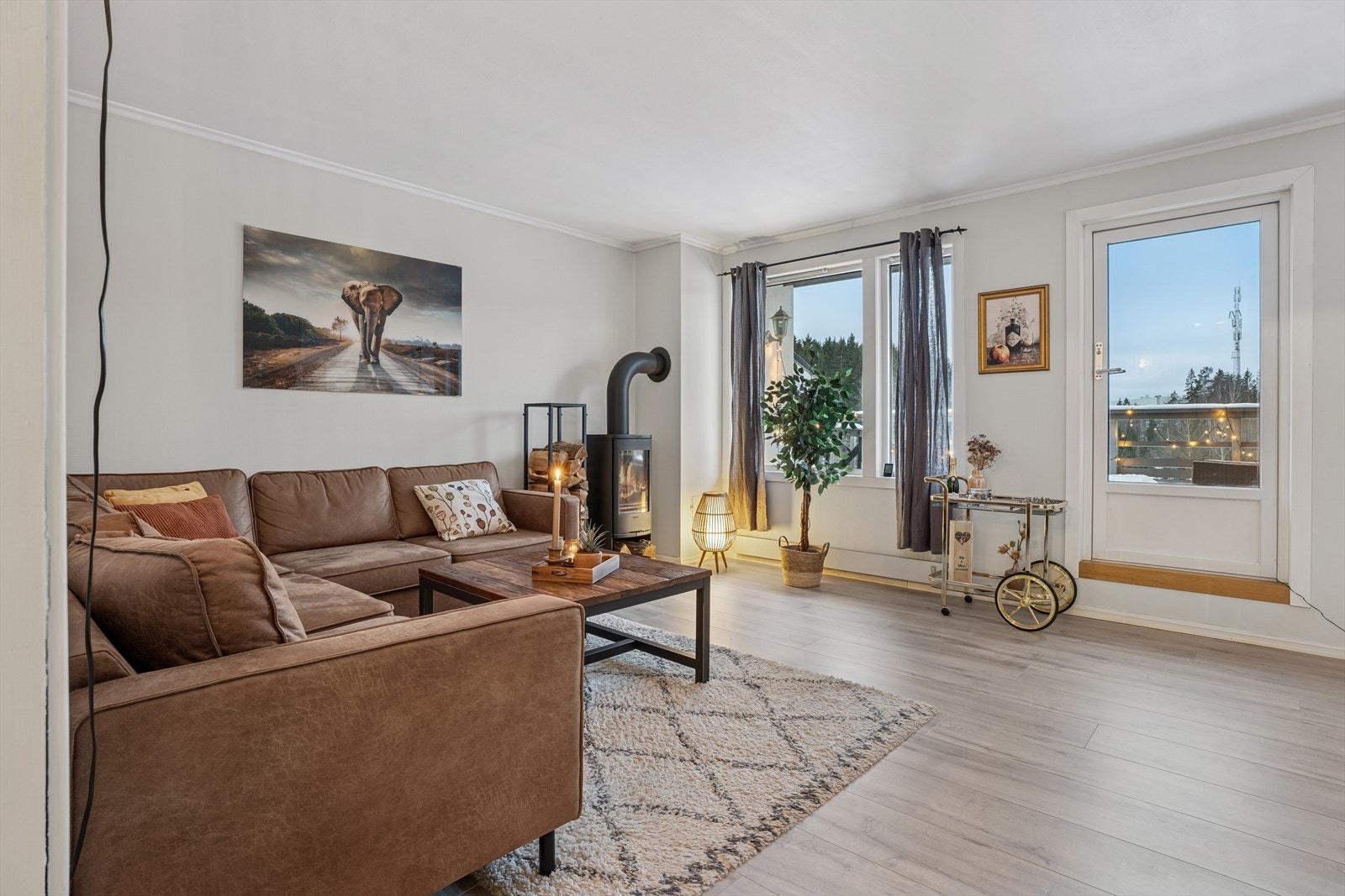 Her er flere store vindusflater som slipper inn mye naturlig lys og skaper en god atmosfære i rommet. Galleribilde