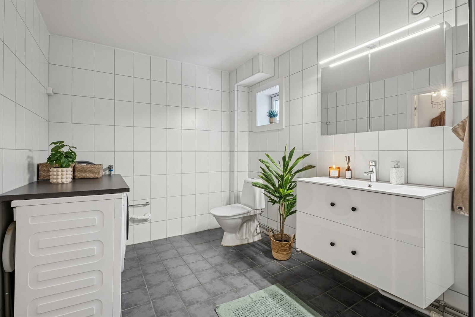 Flislagt baderom fra byggeåret med behagelig gulvvarme. Her er det også opplegg for vaskemaskin. Galleribilde