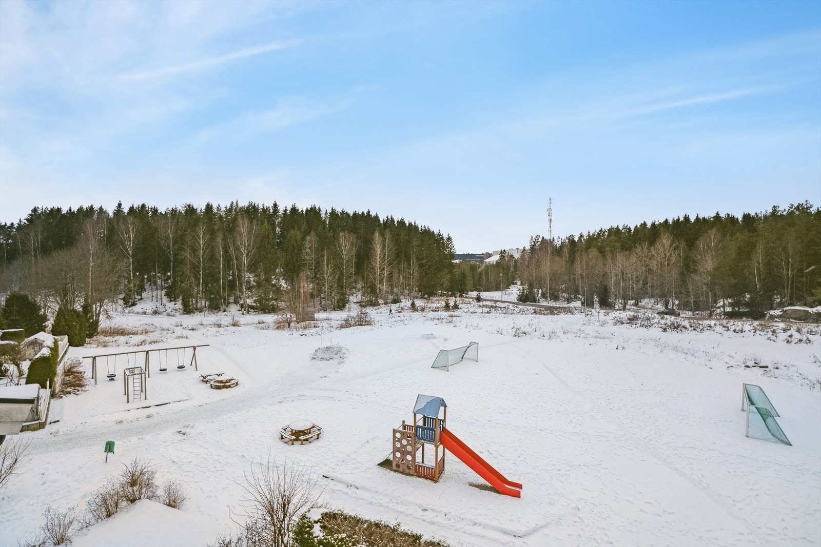 Her er fine uteplasser med sittebenker, lekeplasser og balløkke. Galleribilde