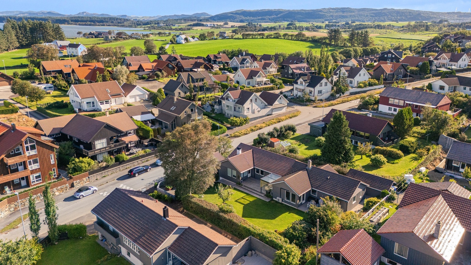 Området kan nyte godt av flere sport- og fritidstilbud innenfor en kort omkrins med blant annet fotballklubbene Rosseland BK og Bryne FK, Bryne Håndball, Bryne friidrett og treningssentrene Club Athletic, Evo, Sats og Sport4You. Galleribilde