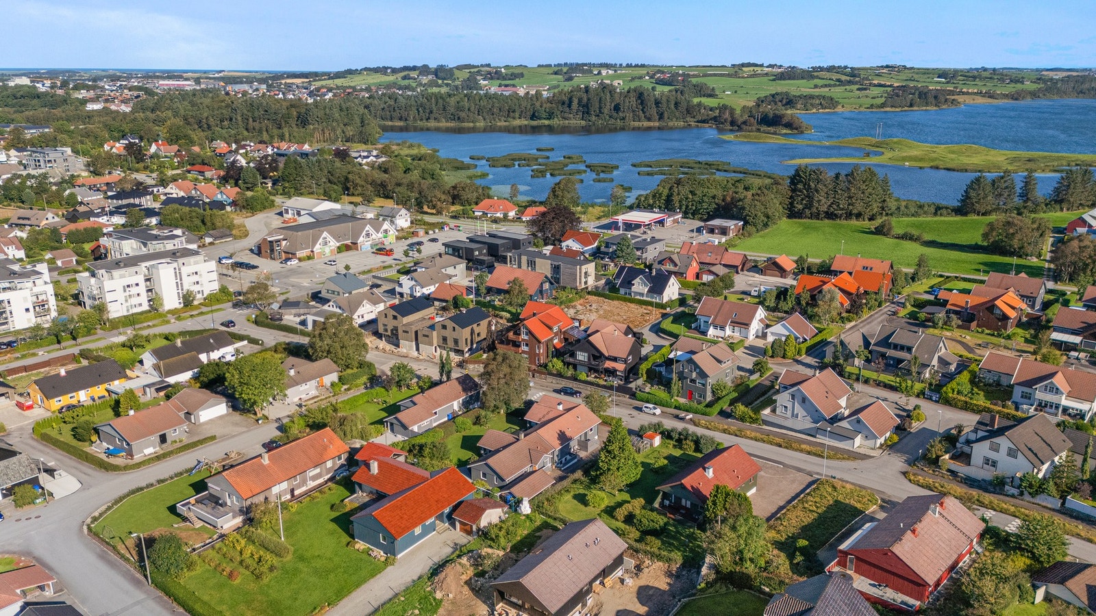 Boligen har gangavstand til Bryne sentrum med alle de fasiliteter byen kan tilby; fra Storgata/M44 med shopping, dagligvare, kafè/restaurant til Fritz Røedparken med fine turmuligheter. Galleribilde
