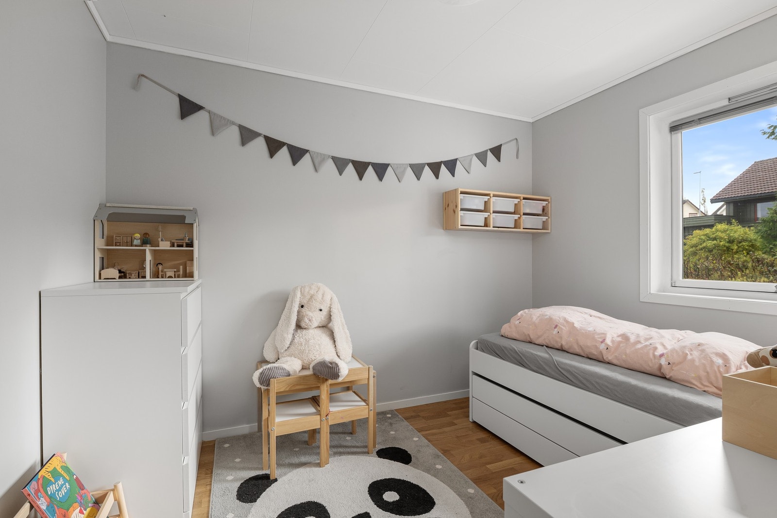 Soverom nr. 2 er også av god størrelse med plass til seng, nattbord og ulike leker. Galleribilde