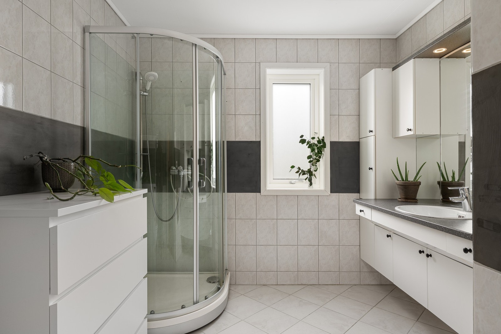 Boligen har et bad, vaskerom og separat toalettrom. Galleribilde