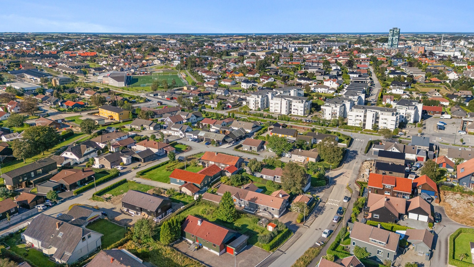 et er også mulighet for flotte gang- og løpeturer i rekreasjonsområdet Sandtangen og "Tjødnå". Galleribilde