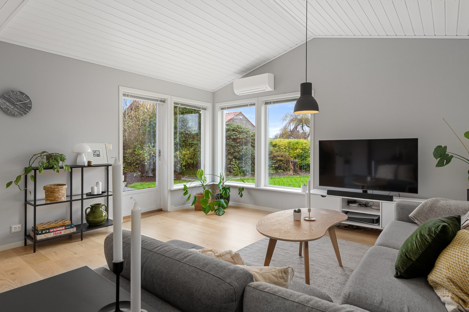 Stuevinduene er store og gir fint lysinnslipp, samt utgang til boligens uteområde. Galleribilde