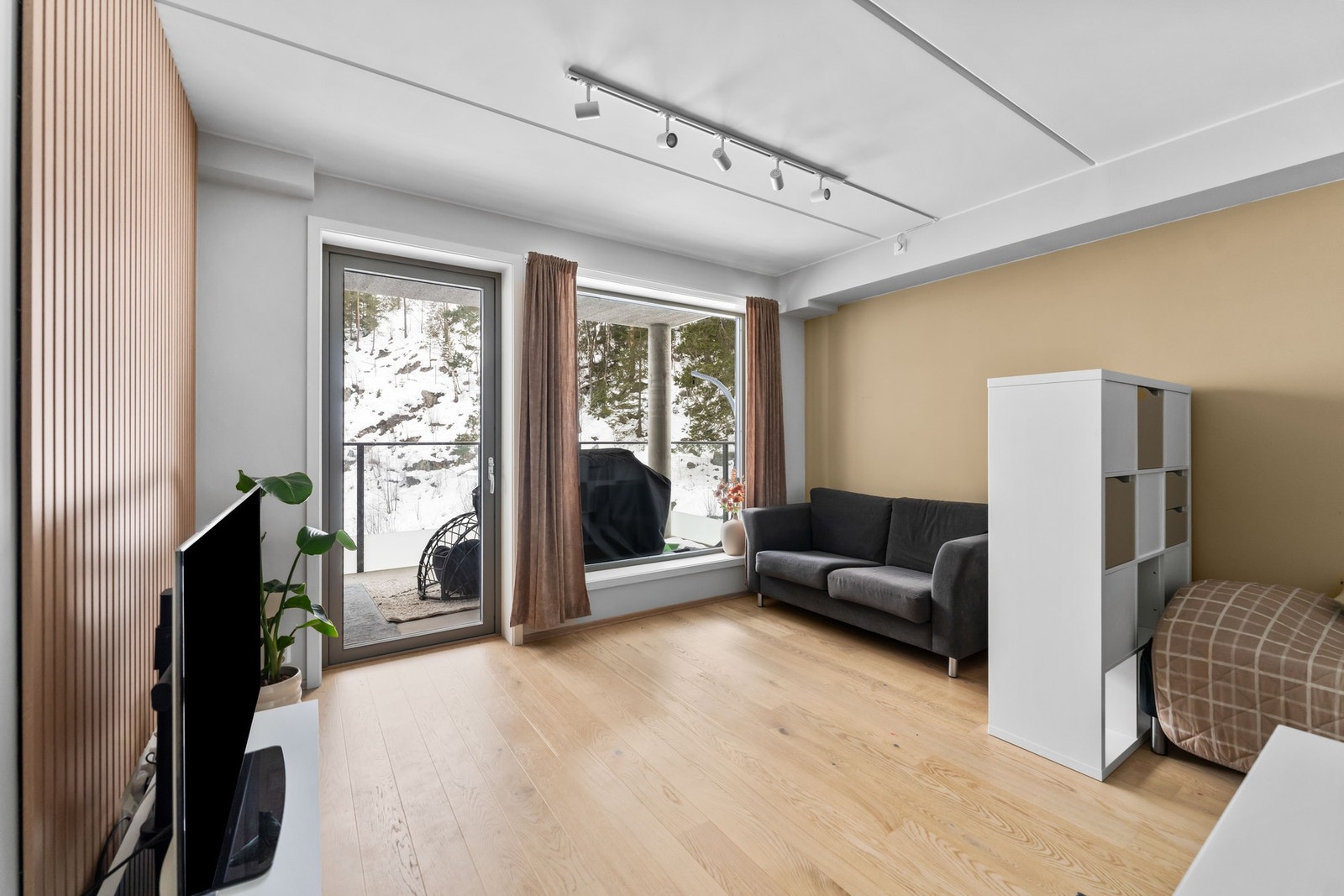 Store vindusflater fra gulv til tak slipper inn rikelig med naturlig lys, og den gode takhøyden bidrar til en luftig romfølelse. Galleribilde