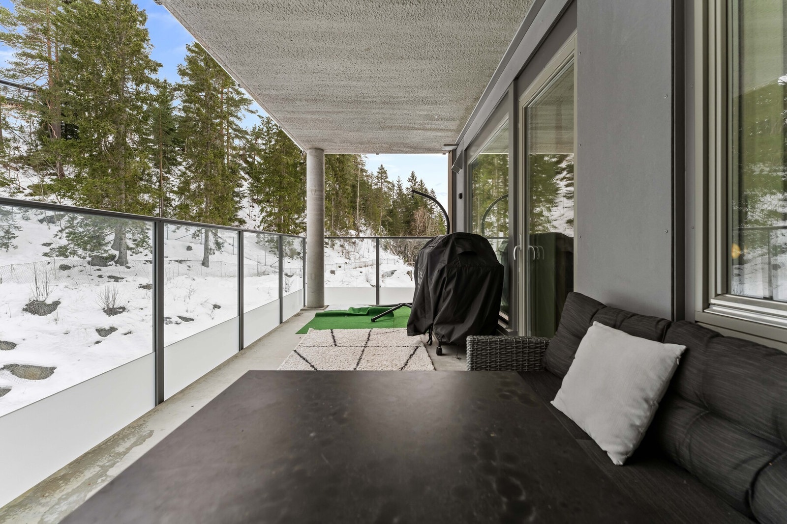 Terrassedør gir utgang til en stor, solrik balkong på hele 16 kvm - et perfekt sted for late sommerdager og hyggelige kvelder. Galleribilde