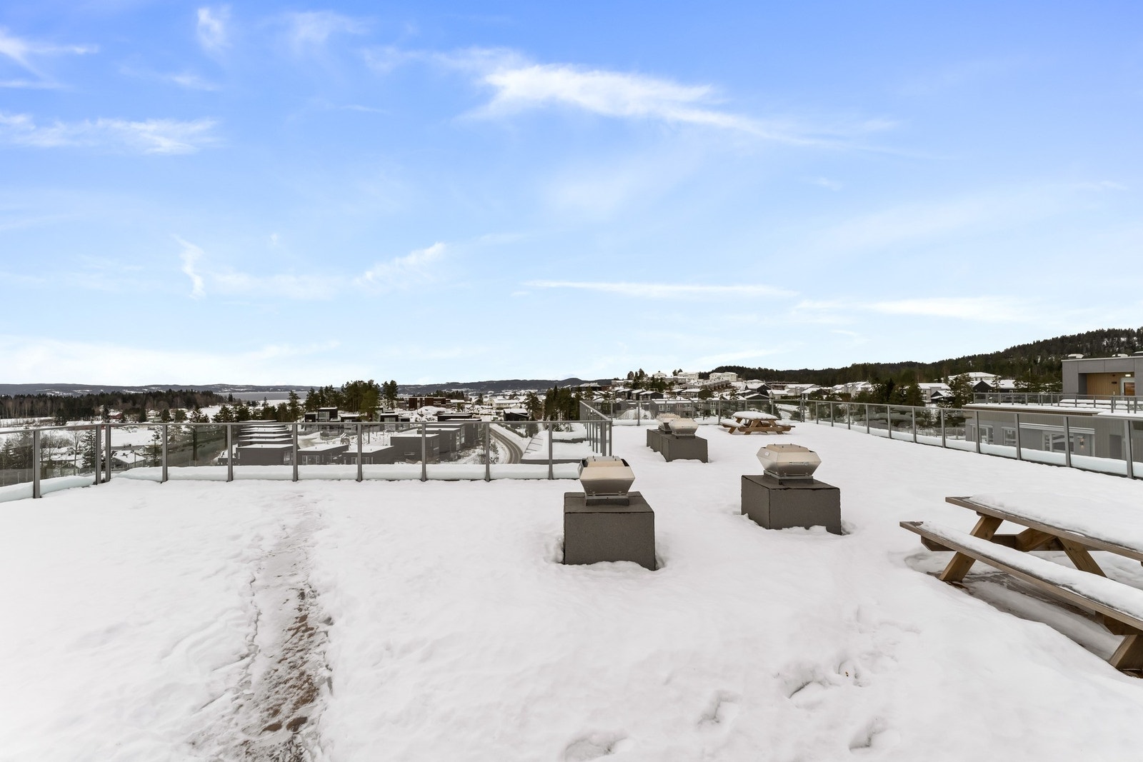 Her er det fantastisk utsyn og gode solforhold - et sosialt fellesareal med mange muligheter. Galleribilde