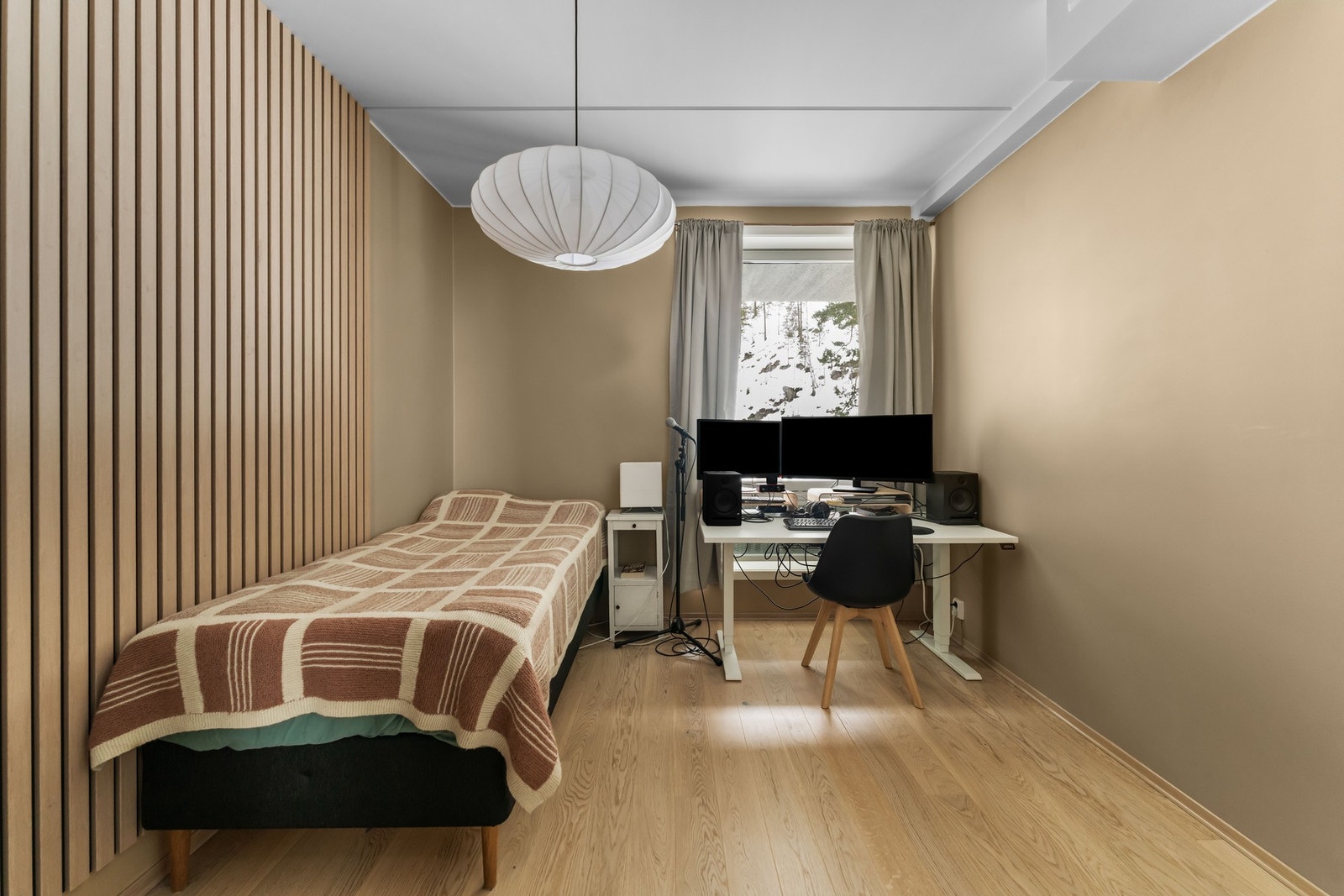 Leiligheten har et lyst og tiltalende soverom, malt i tidsriktige farger med et dekorativt felt med stilrene spiler. Galleribilde