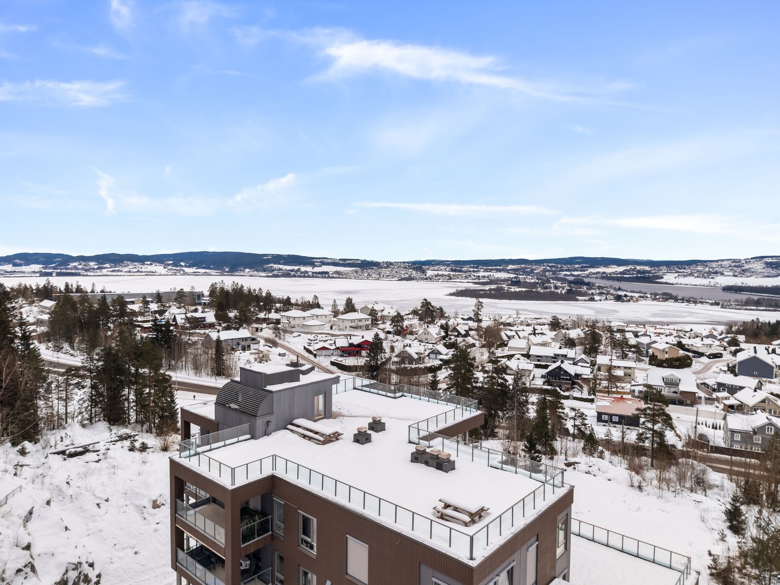 Det er kort vei til offentlig kommunikasjon, med bussholdeplass 240 meter fra boligen. Bussene går mot Lillestrøm ca. hver halvtime, og turen tar omtrent 16 minutter. Galleribilde