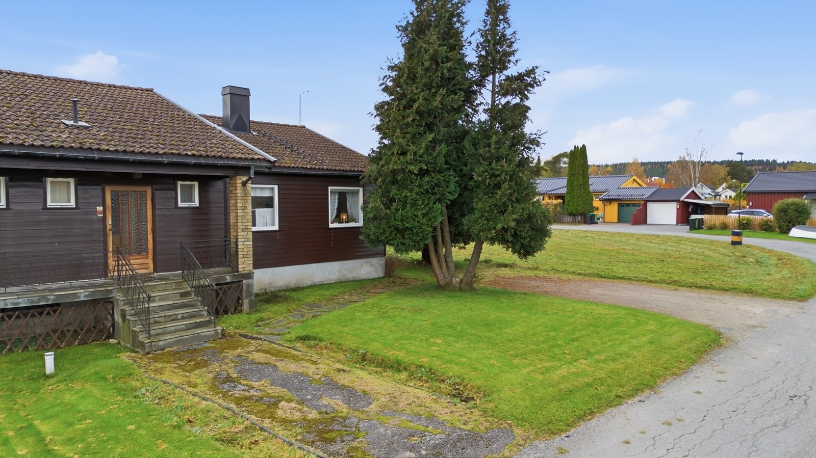 Boligen ligger i rolig blindvei, uten gjennomgangstrafikk. Det er gangavstand til dagligvarebutikker og kort vei Herkules kjøpesenter, Sykehuset Telemark og Skien sentrum med alle byens fasiliteter. Galleribilde