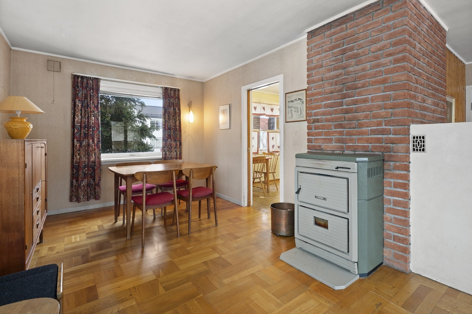 Spisestue i tilknytning til kjøkkenet. Galleribilde