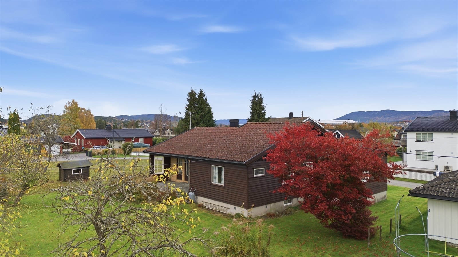 Flott tomt og en nydelig hage på baksiden av huset. Galleribilde