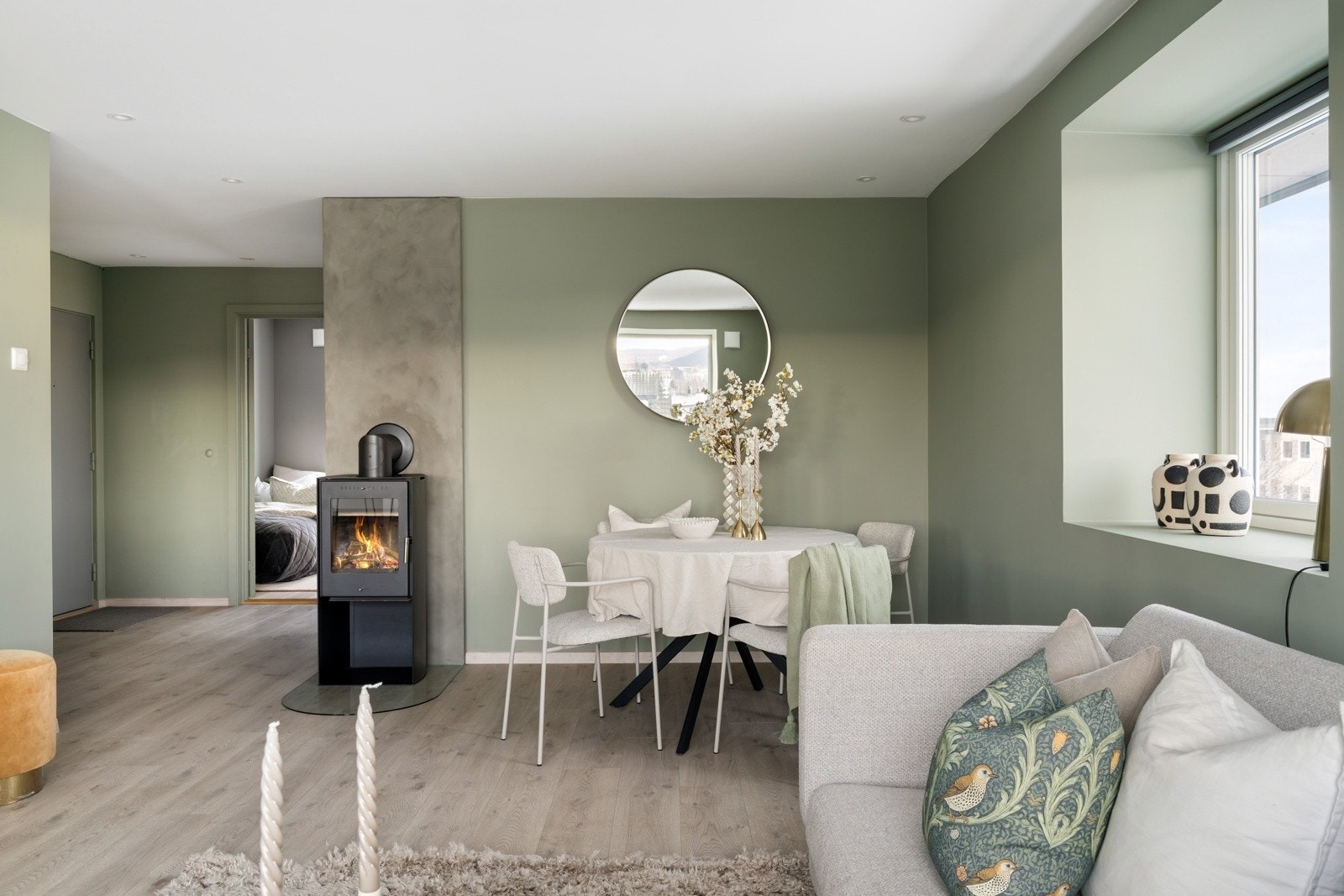 Stuen har en god og fleksibel utforming som gir god plass til både sofagruppe, spisebord og mediemøblement. Galleribilde