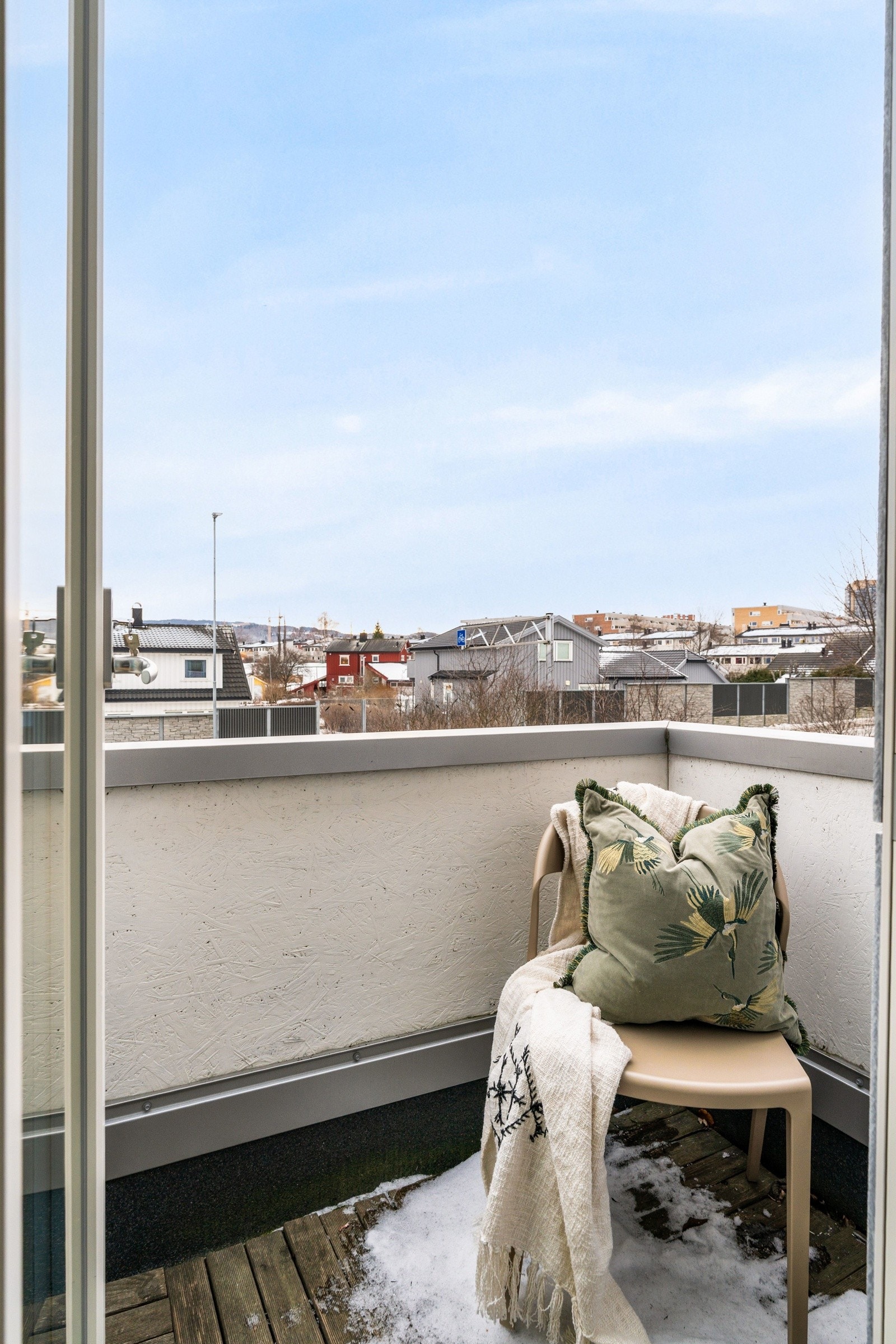 Balkongen har plass til en liten sittegruppe og er et hyggelig sted for avslapning på solrike dager. Galleribilde