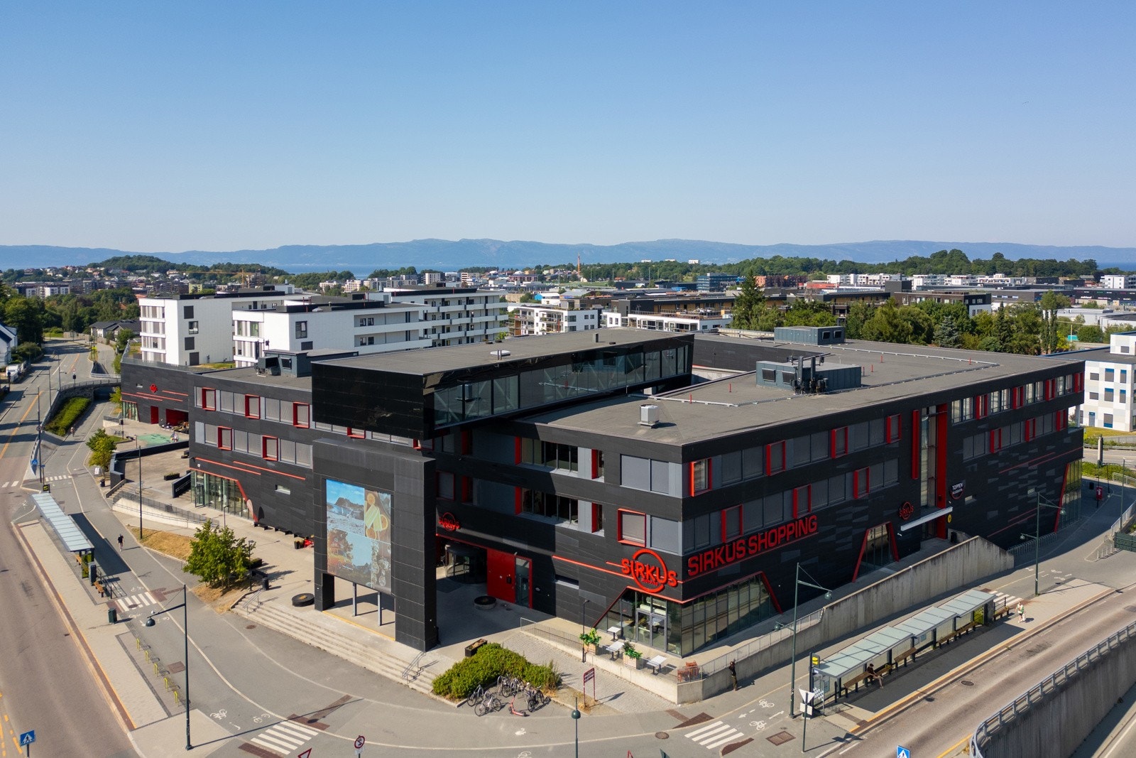 Innen kort gangavstand ligger Sirkus Shopping som tilbyr et variert utvalg av klesforetninger, frisører, restauranter og øvrige butikker. Galleribilde