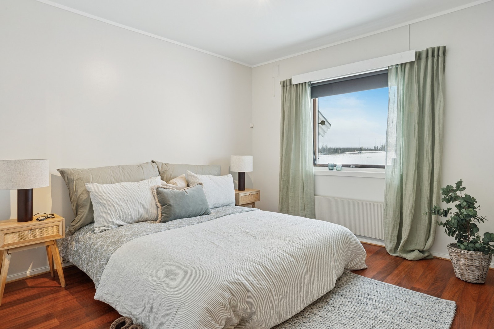 Soverom nr. 1 med god plass til stor seng, nattbord og gardeobeskap. Galleribilde