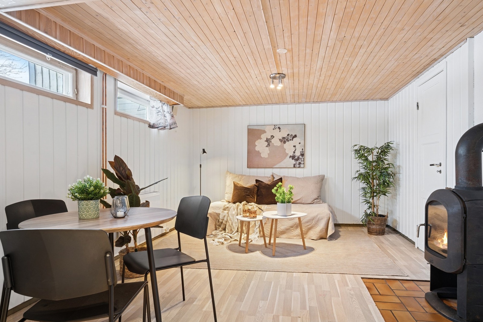 Disponibelt rom i kjeller brukt som stue. Galleribilde