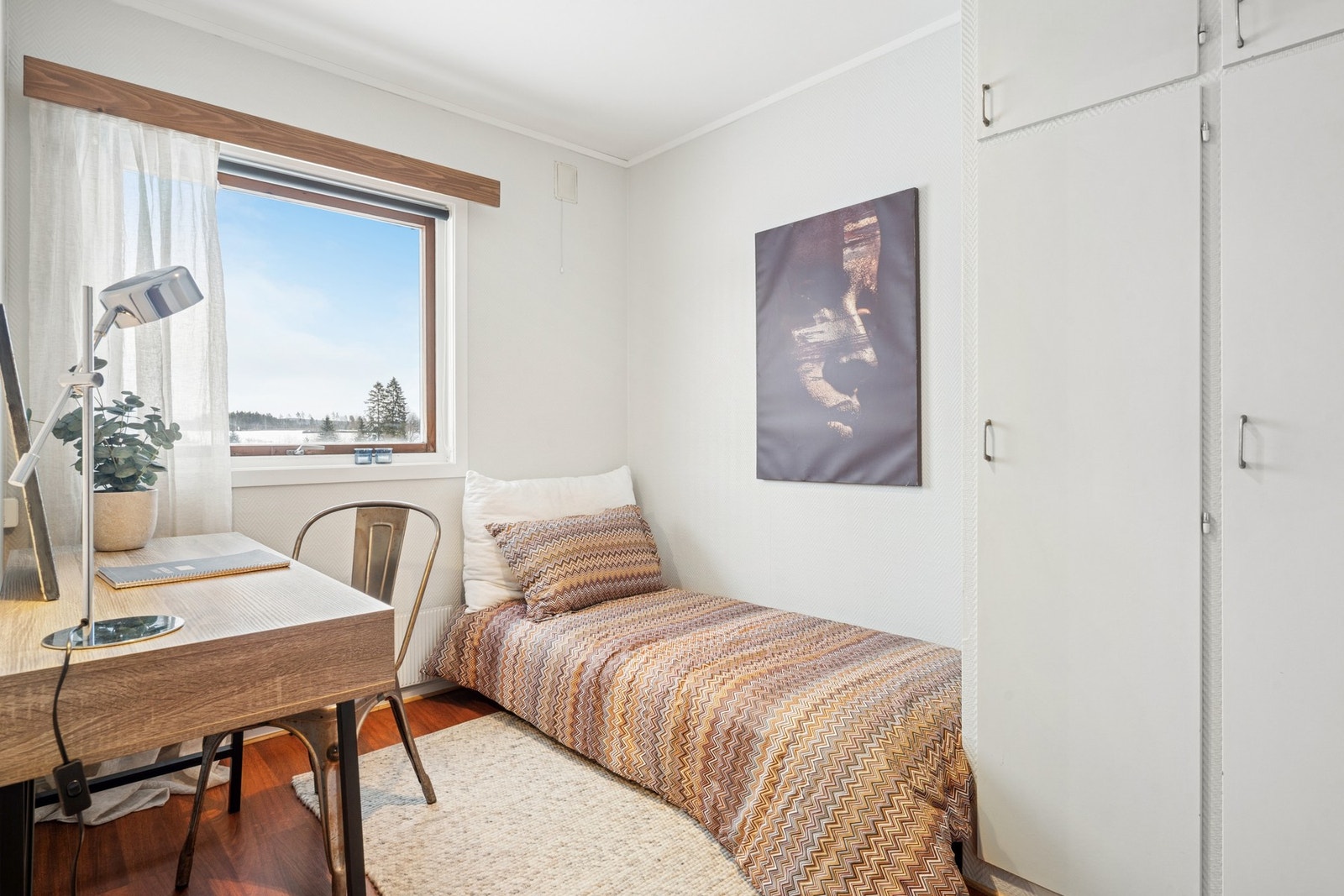 Soverom nr. 3 med plass til seng og garderobeskap. Galleribilde