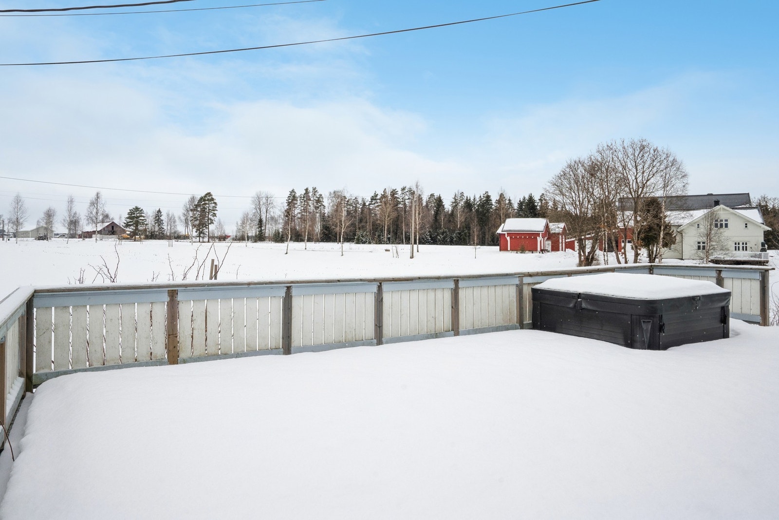 Solrik veranda med plass til diverse utemøbler. Boblebad på terrasse har et rør som er sprekt, boblebadet er ikke koblet til fastkontakt men får strøm via skjøteledning som for øyeblikket ikke er tilkoblet. Galleribilde