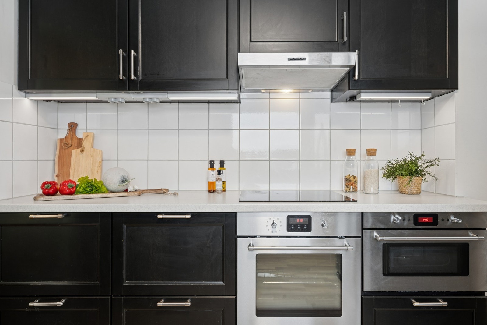 Frittstående kombi frys-og kjøleskap og oppvaskmaskin. Integrert komfyr og nedfelt platetopp. Ventilator i overskap. Vannrør av kobber. Avløpsrør av plast. Galleribilde