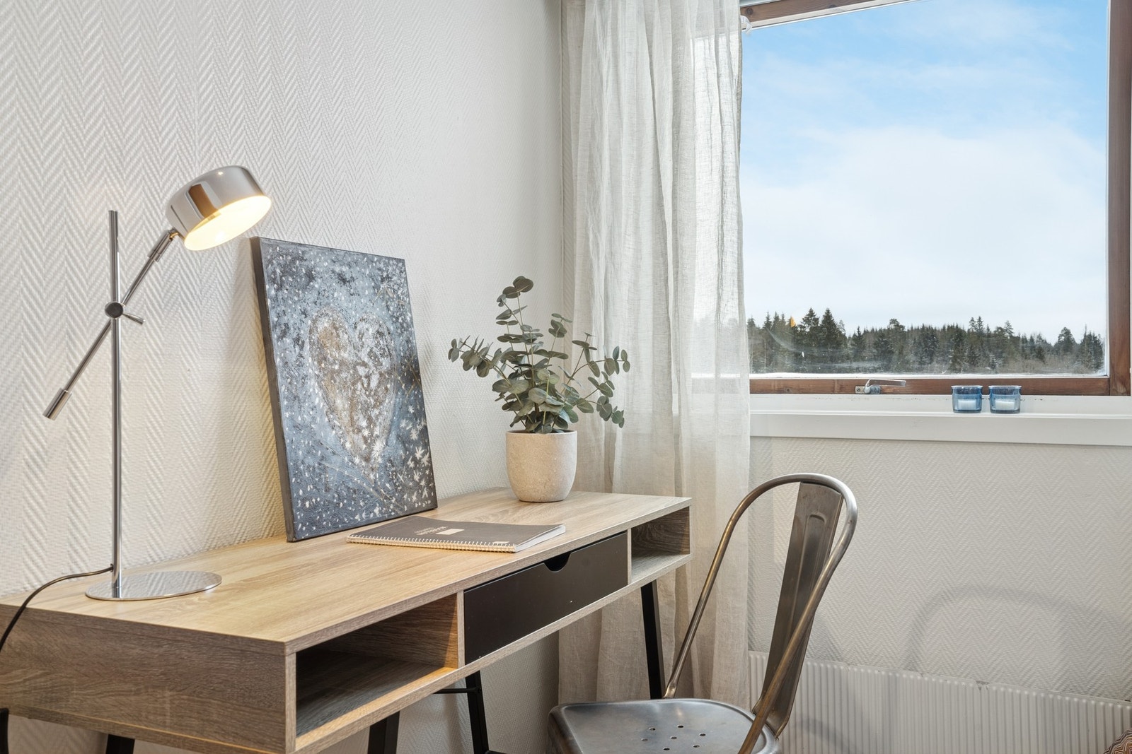 Det er plass til stol og kommode på soverom nr. 3 og. Praktisk for hjemmekontor. Galleribilde