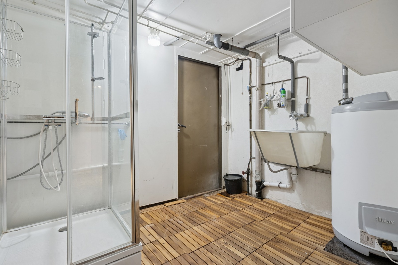 Teknisk rom og bad i kjeller er opprinnnelig omtalt som "vaskerom og diverse" i originale byggetegninger Galleribilde