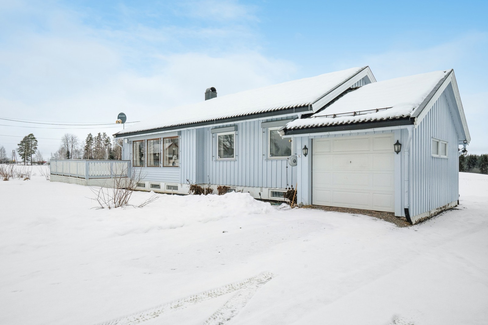 Området har nærhet til skoler, barnehager, offentlig kommunikasjon og et rikt utvalg av fasiliteter og servicetilbud. Det er ca. 2.4 km til Neskollen hvor du bla. finner barneskole, barnehage, idrettshall og dagligvarebutikker. Galleribilde