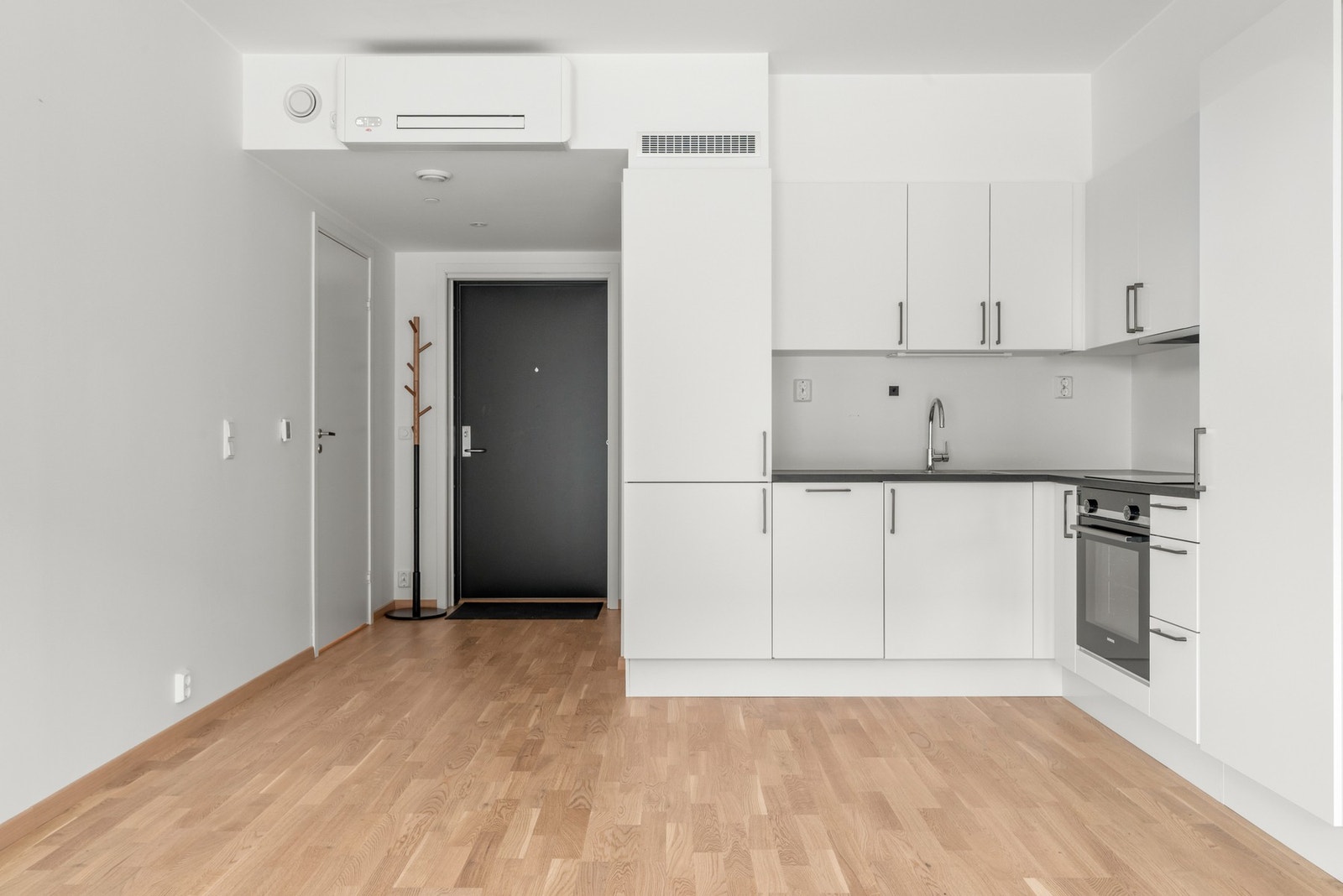 Kjøkkenet har rikelig med skap og benkeplass. Galleribilde