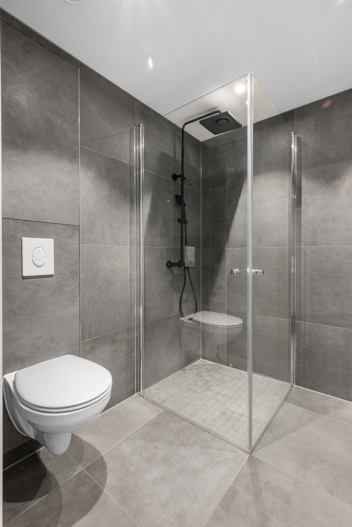 Baderommet er på 4,5m² og fremstår med moderne løsninger. Galleribilde