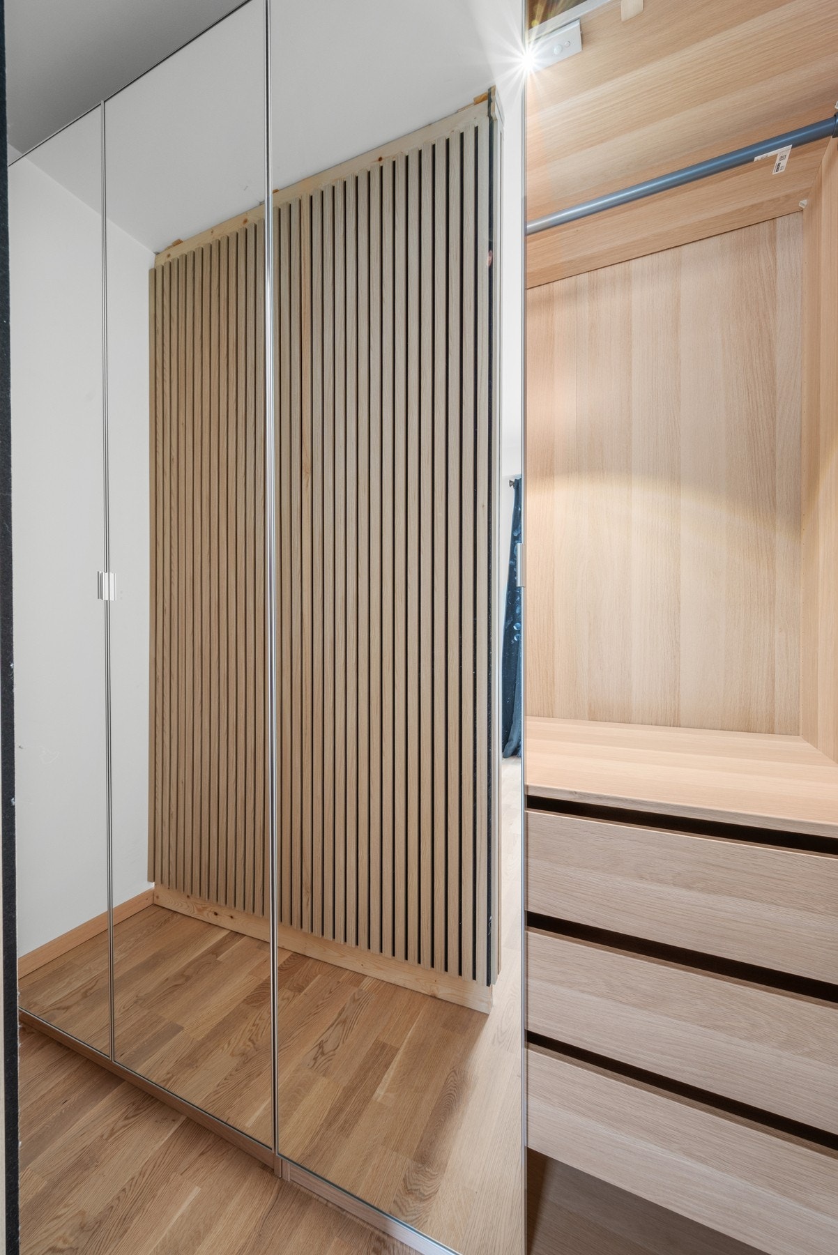 Det medfølger 2 stk lekre garderobeskap fra PAX. Galleribilde