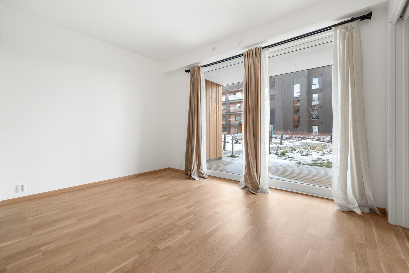 Fra stuen er det utgang til vestvendt terrasse. Galleribilde