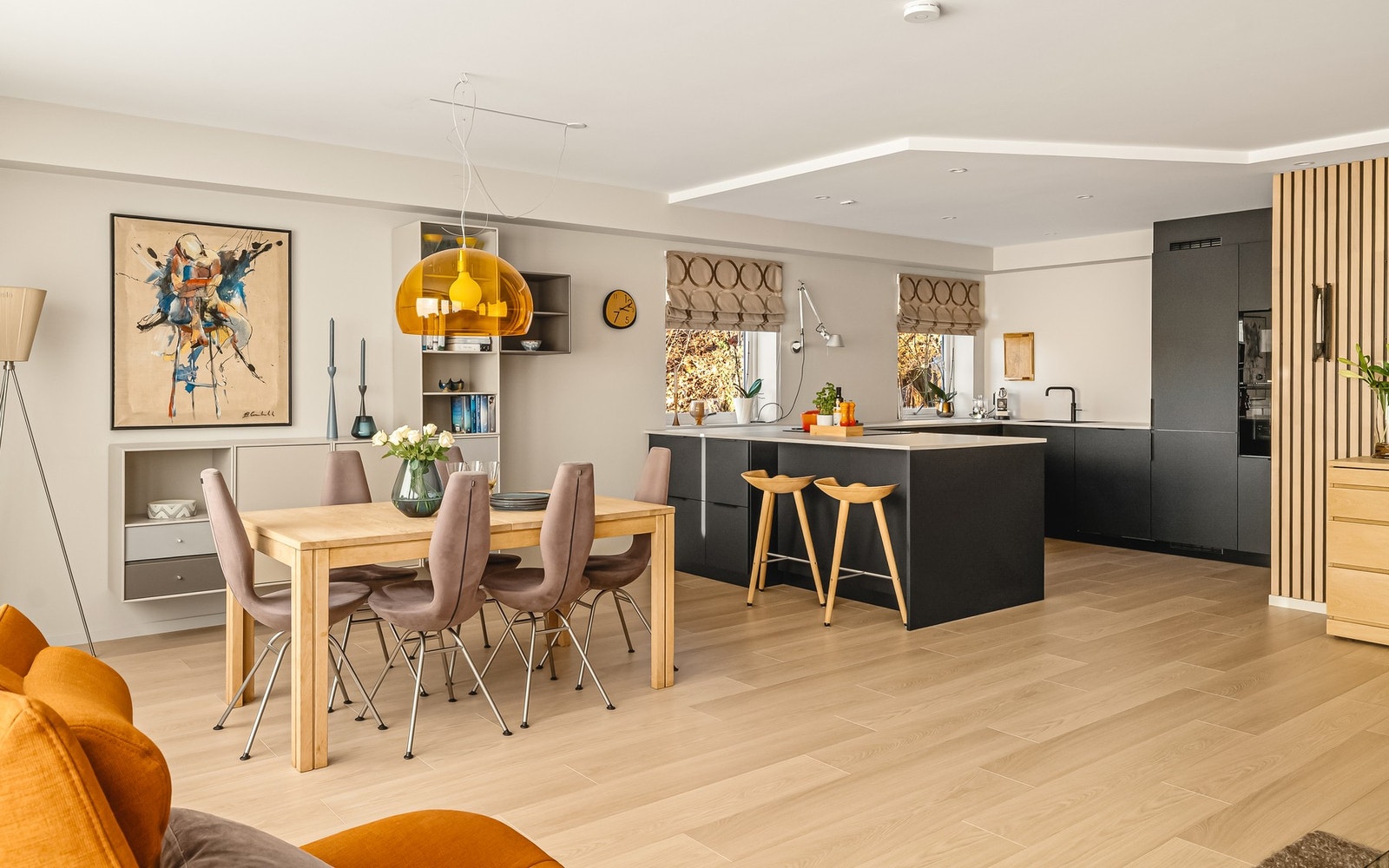 Lekker kjøkkeninnredning med integrerte hvitevarer fra 2022. Galleribilde